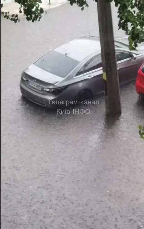 Гроза в Киеве затопила переходы: "без резиновых сапог" далеко не уйдешь (фото)